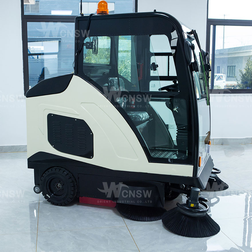 E900 ride-on sweeper