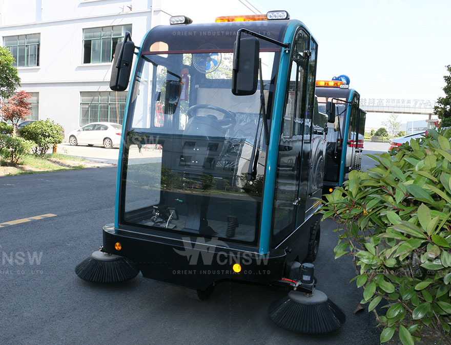 E900-LN vacuum street cleaner sweeper