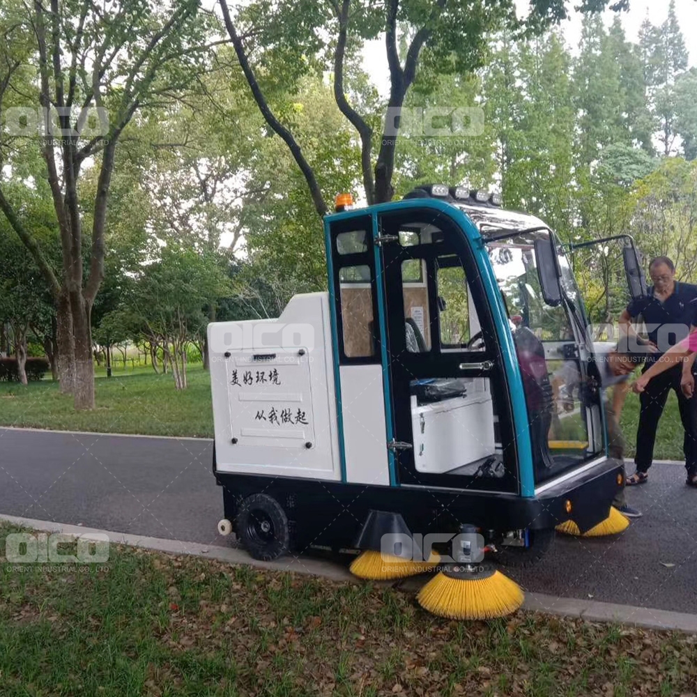 Enclosed cab Multi-purpose Discharging Heavy Duty Workshop street road hard floor sweeper 