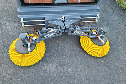 E900-LN runway vacuum sweeper