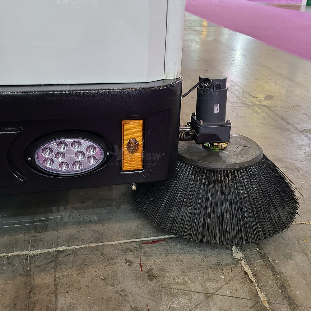 Professional Enclosed cab Leaves Collection Machine Cleaning Sweeper