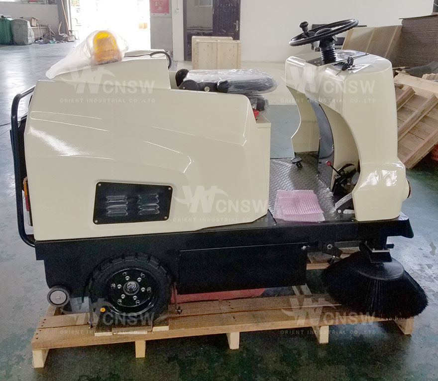 C460 electric sidewalk sweeper