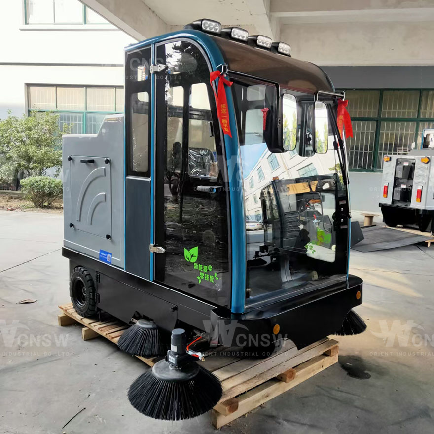 E900-LN industrial sidewalk sweeper