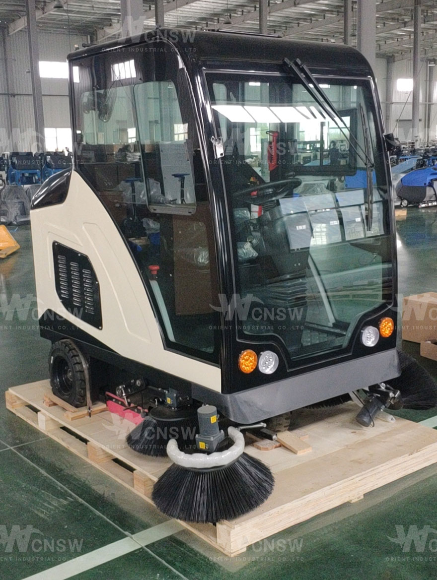 E900 ride-on floor sweeper