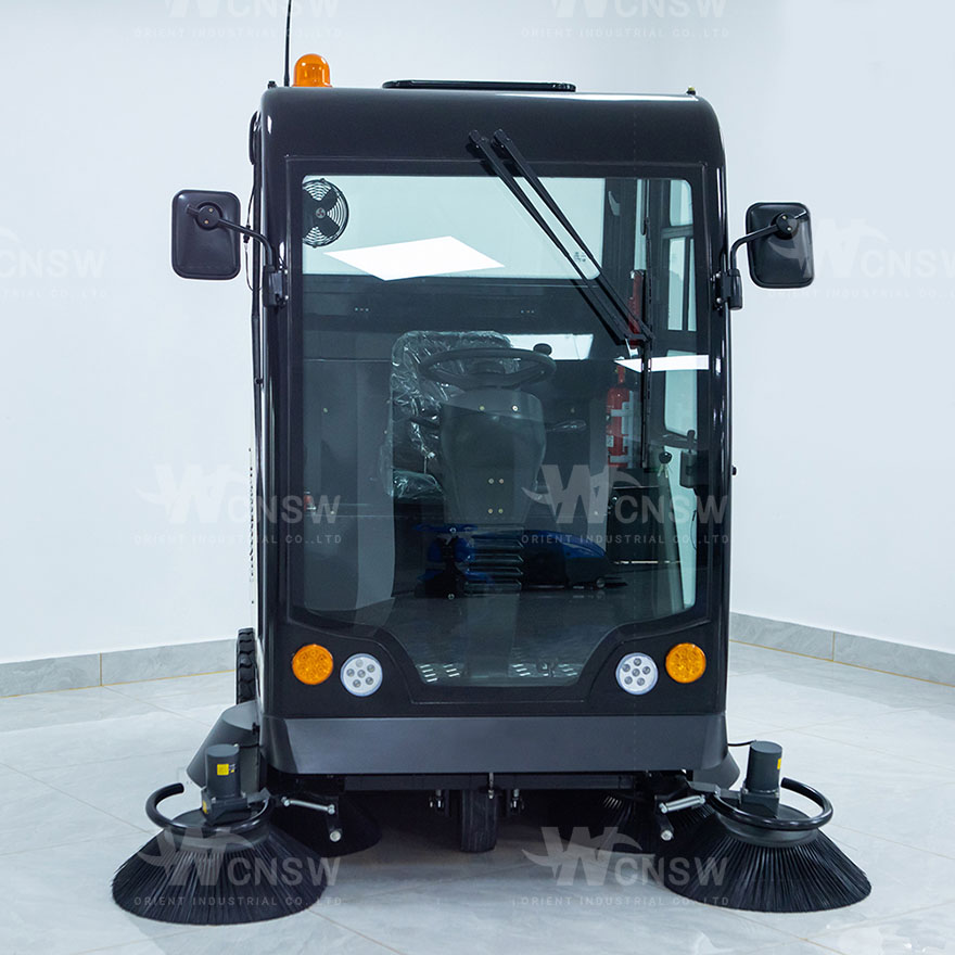 E900 driving type sweeping machine