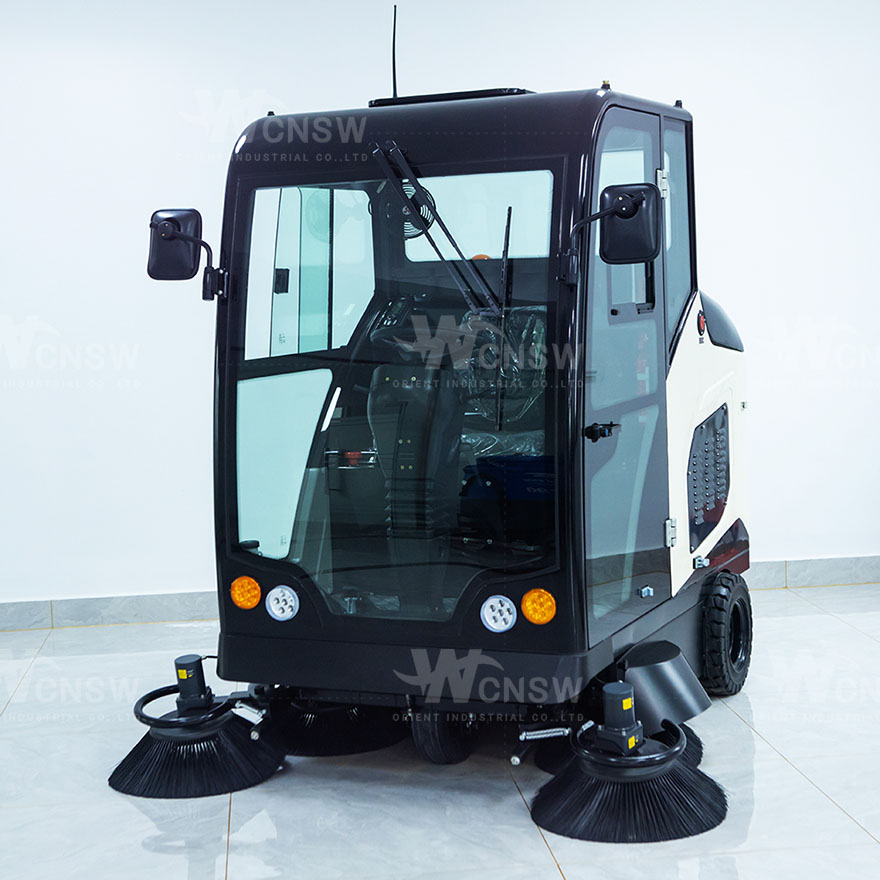 E900 runway road sweeper